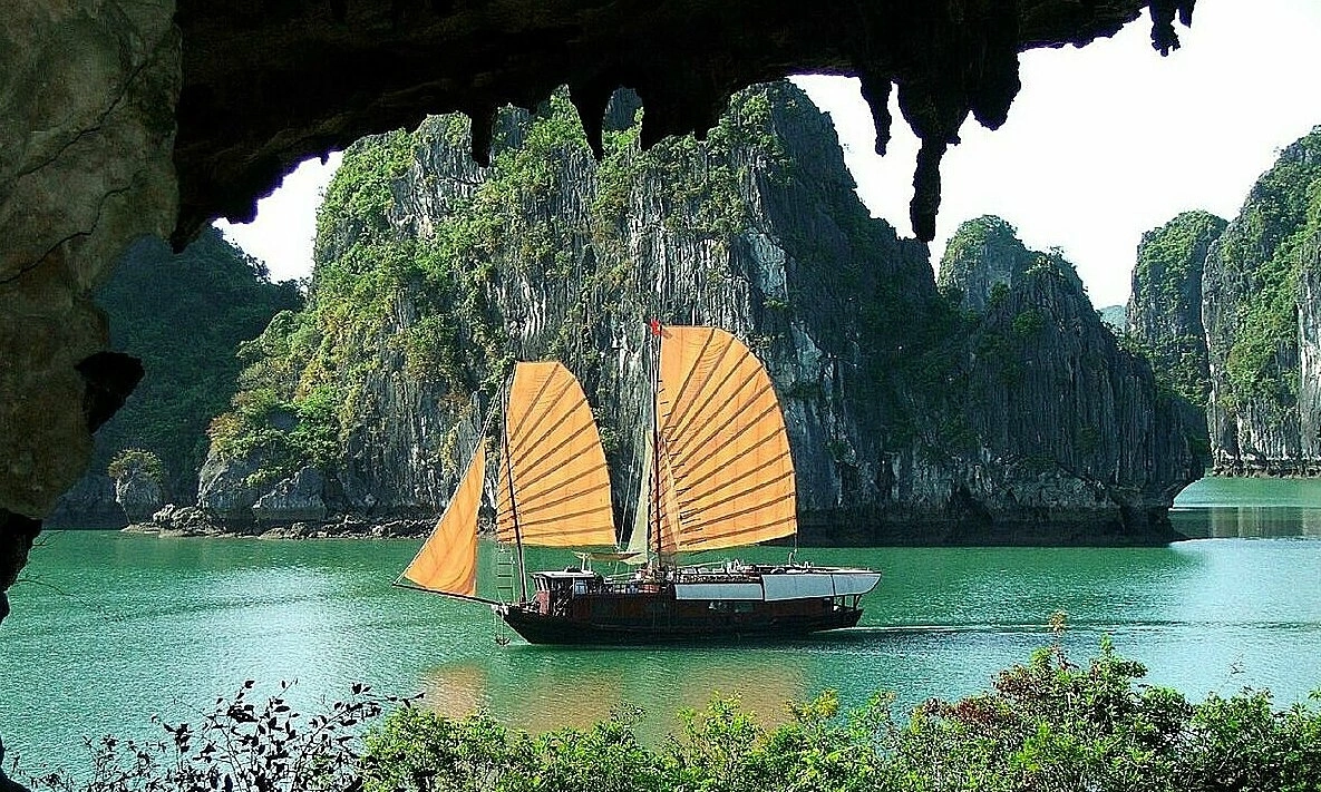 Hà Nội – Hạ Long Bay — Bay + Hotel + Du Thuyền 5*